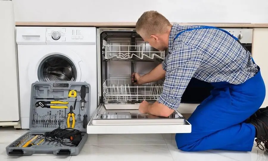 Sarıyer Viessmann servisi teknisyen ekibi beyaz eşya tamiri yaparken